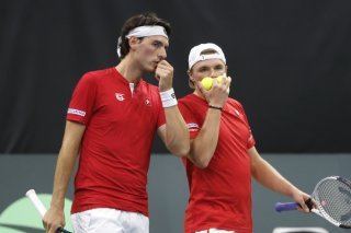 Marc-Andrea Hüsler (à gauche) et Dominic Stricker, ici en Coupe Davis avec la Suisse en septembre, joueront l'un après l'autre lundi à Stockholm (archives). KEYSTONE/PETER KLAUNZER
